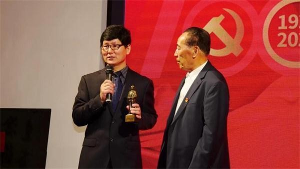 杨宪金思勤高娃合写蒙汉同体书法特邀参展建党百年全球华人书法展