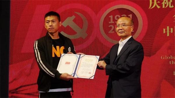 杨宪金思勤高娃合写蒙汉同体书法特邀参展建党百年全球华人书法展