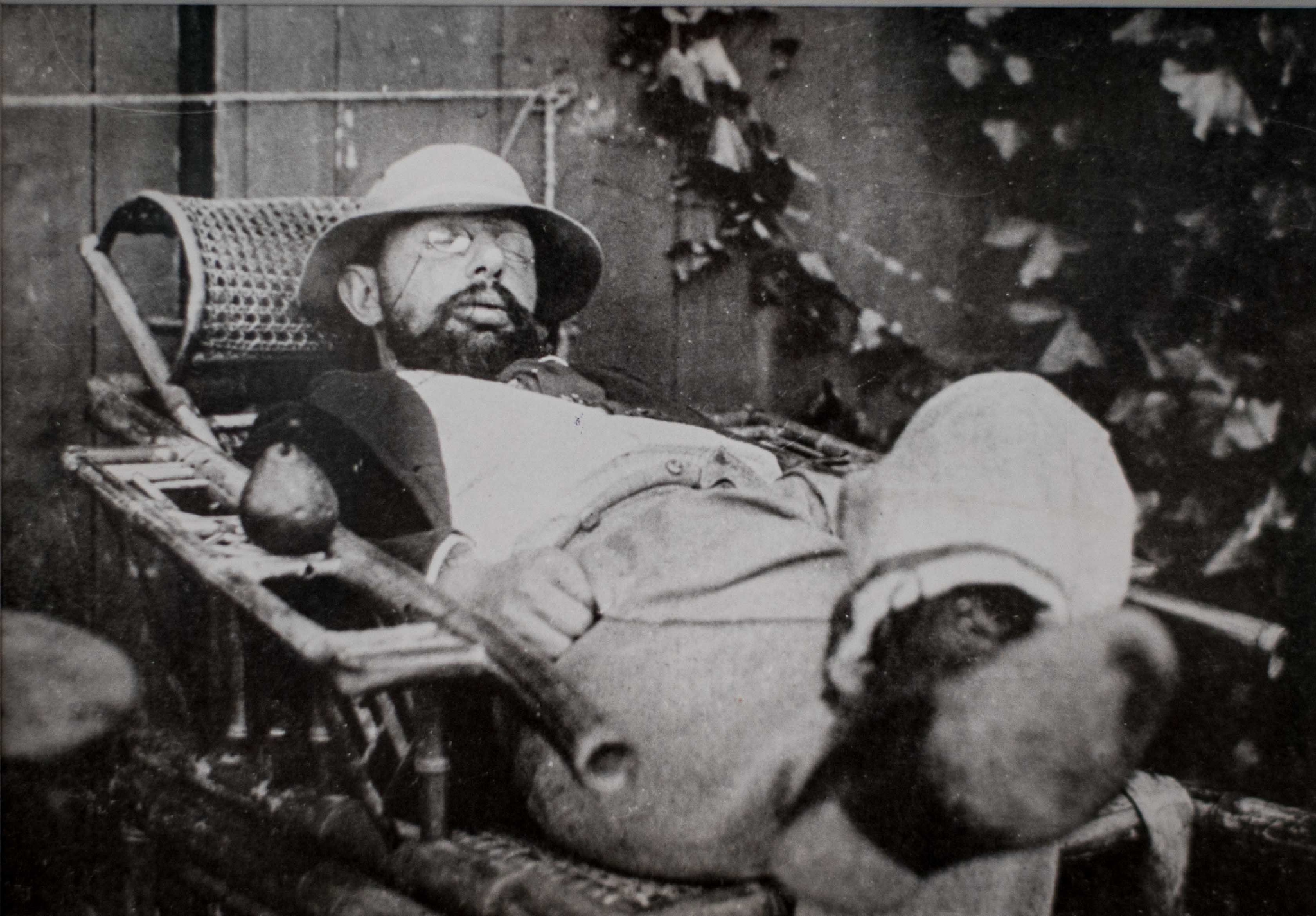 　　Lautrec sleeping in couch by Natanson 罗特列克睡在沙发上，由 纳坦松提供，Photo照片，Circa 1900 约1900年