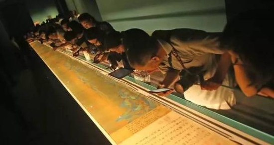 《千里江山图》2017年在故宫展出时排队极多