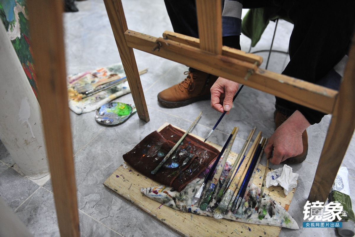 “陋室画家”王柳云的世界：白天做清洁工，夜里临摹世界名画