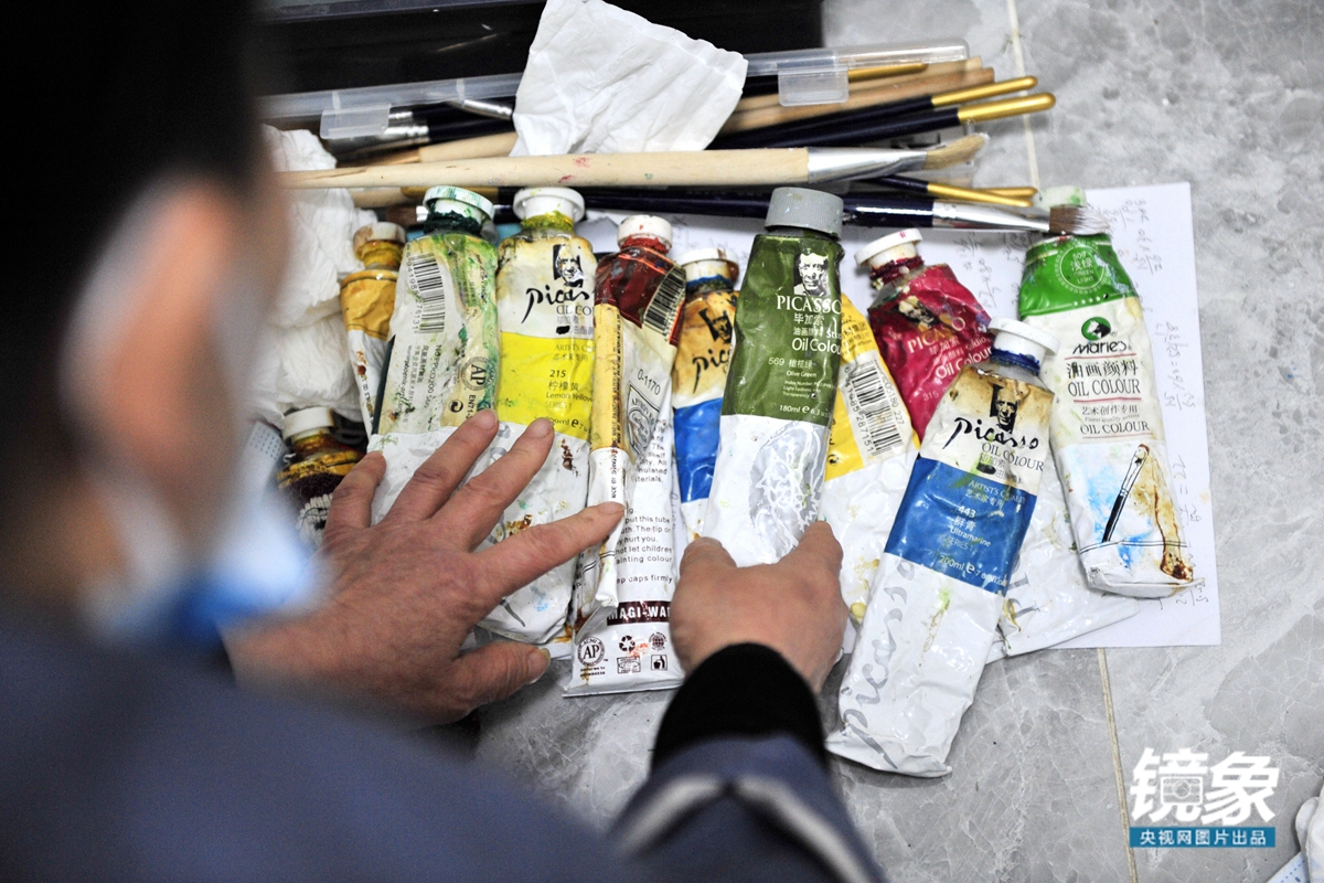 “陋室画家”王柳云的世界：白天做清洁工，夜里临摹世界名画
