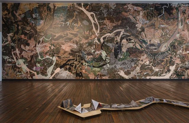 卡罗莱纳·凯西多，《河之书》，2017；背景作品为《友之国度》，2021年。 2022第23届悉尼双年展，国家艺术学院展场。