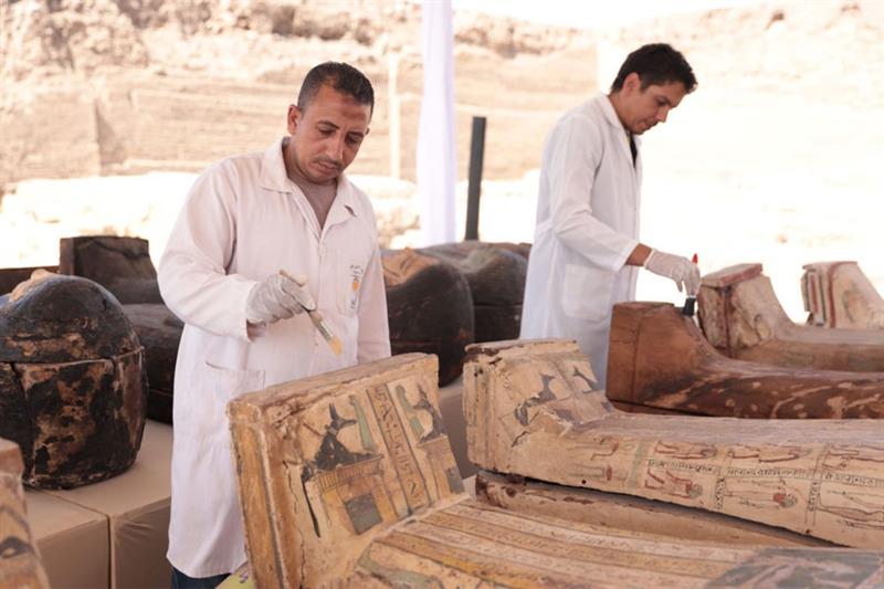 埃及古墓群再有重大发现，出土2500年前完整纸莎草纸