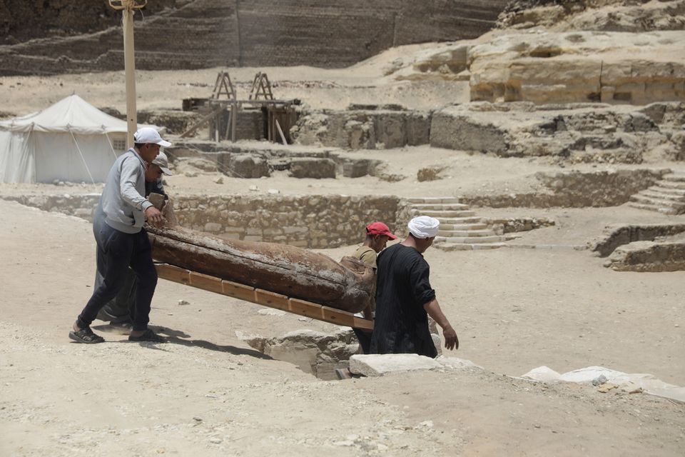 埃及古墓群再有重大发现，出土2500年前完整纸莎草纸