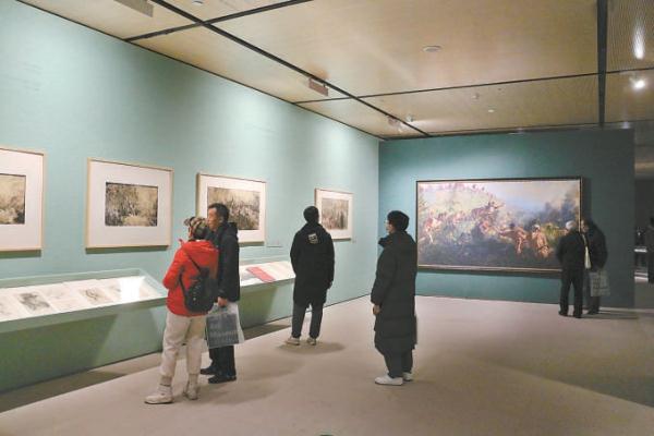 观众欣赏油画《青纱帐里游击队员逞英豪》创作手稿。