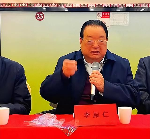 思勤高娃敬献书法作品《东方神》纪念毛泽东同志诞辰132周年