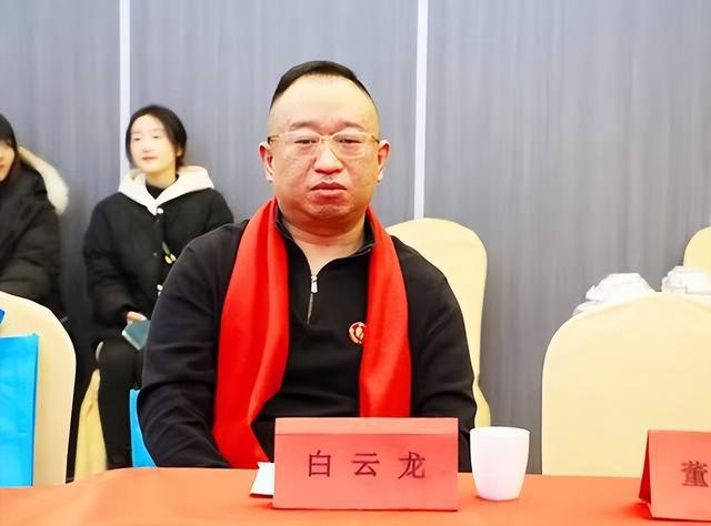 思勤高娃敬献书法作品《东方神》纪念毛泽东同志诞辰132周年