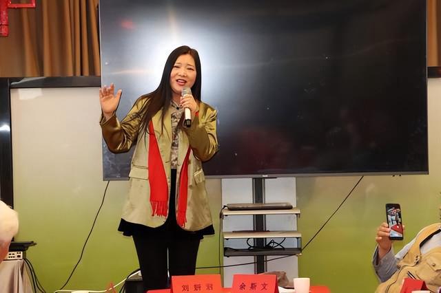 思勤高娃敬献书法作品《东方神》纪念毛泽东同志诞辰132周年