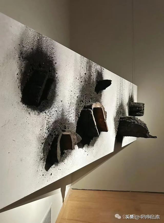 “炭骨——梅法钗个展”在中国美术馆启幕，展期至4月22日