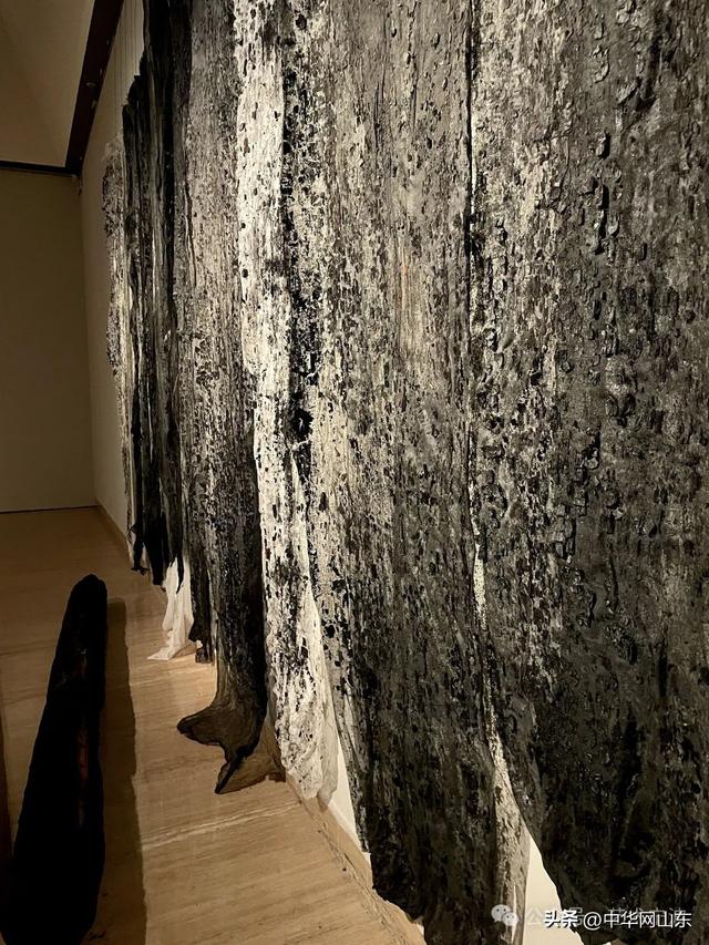 “炭骨——梅法钗个展”在中国美术馆启幕，展期至4月22日