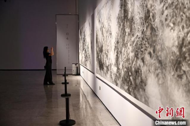 “五色·万象——中国传统色现代性转译研究展”吸引参观者