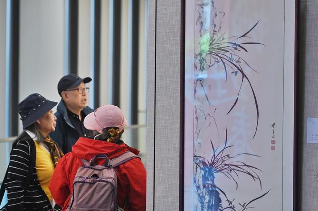 92岁画家办墨兰画展