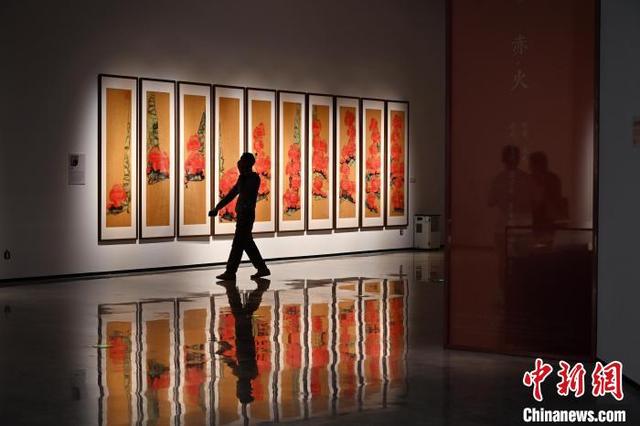 “五色·万象——中国传统色现代性转译研究展”吸引参观者