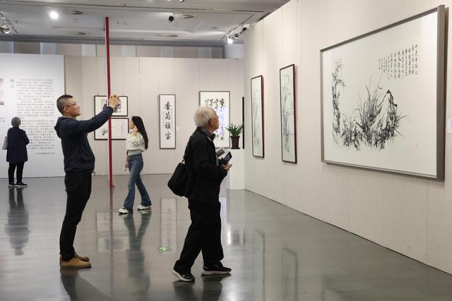 92岁画家办墨兰画展
