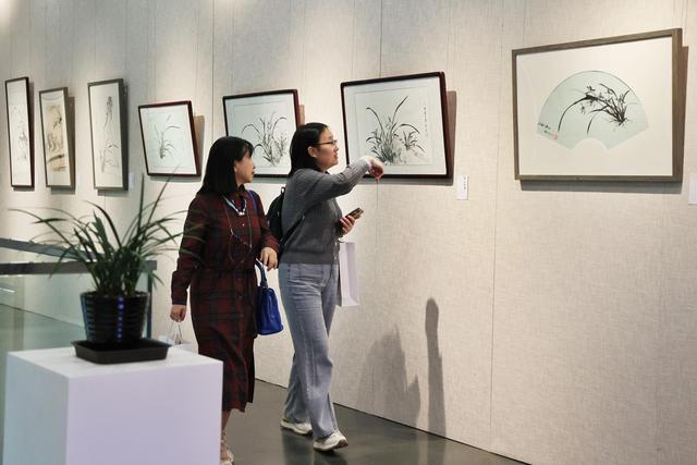 92岁画家办墨兰画展