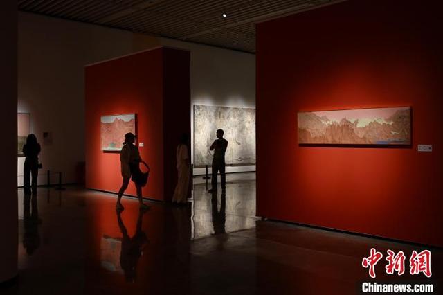“五色·万象——中国传统色现代性转译研究展”吸引参观者