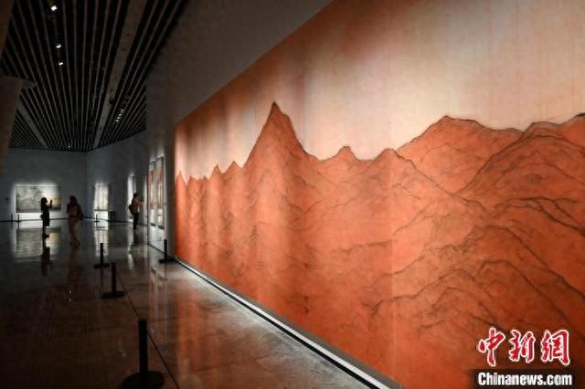 “五色·万象——中国传统色现代性转译研究展”吸引参观者