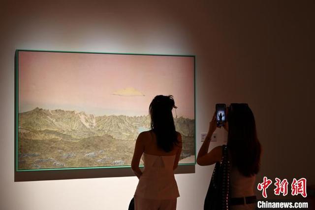 “五色·万象——中国传统色现代性转译研究展”吸引参观者