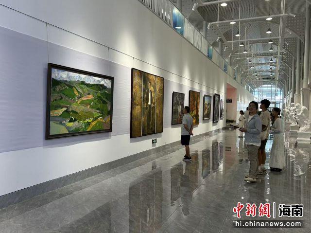 “时代印迹——美术作品中的海南学术研究展”在海口开幕