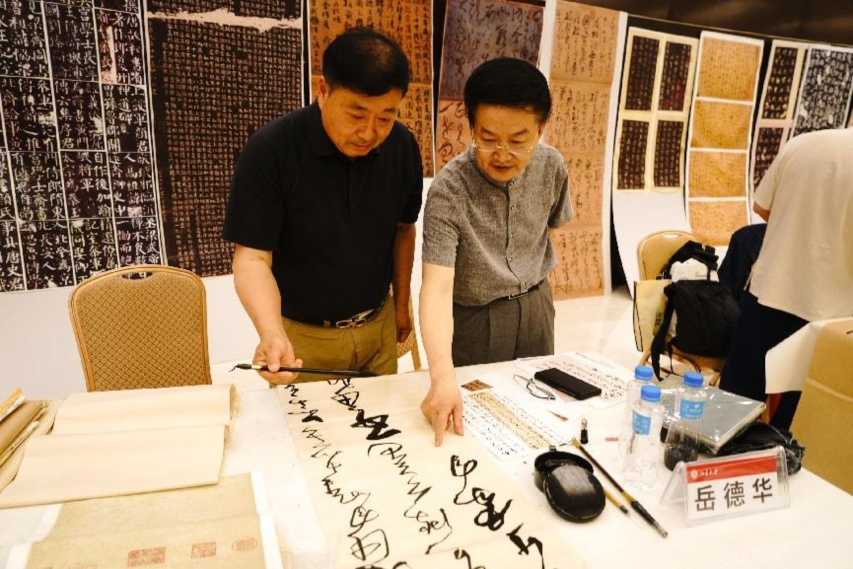 12 王岳川教授指导学员临摹-1