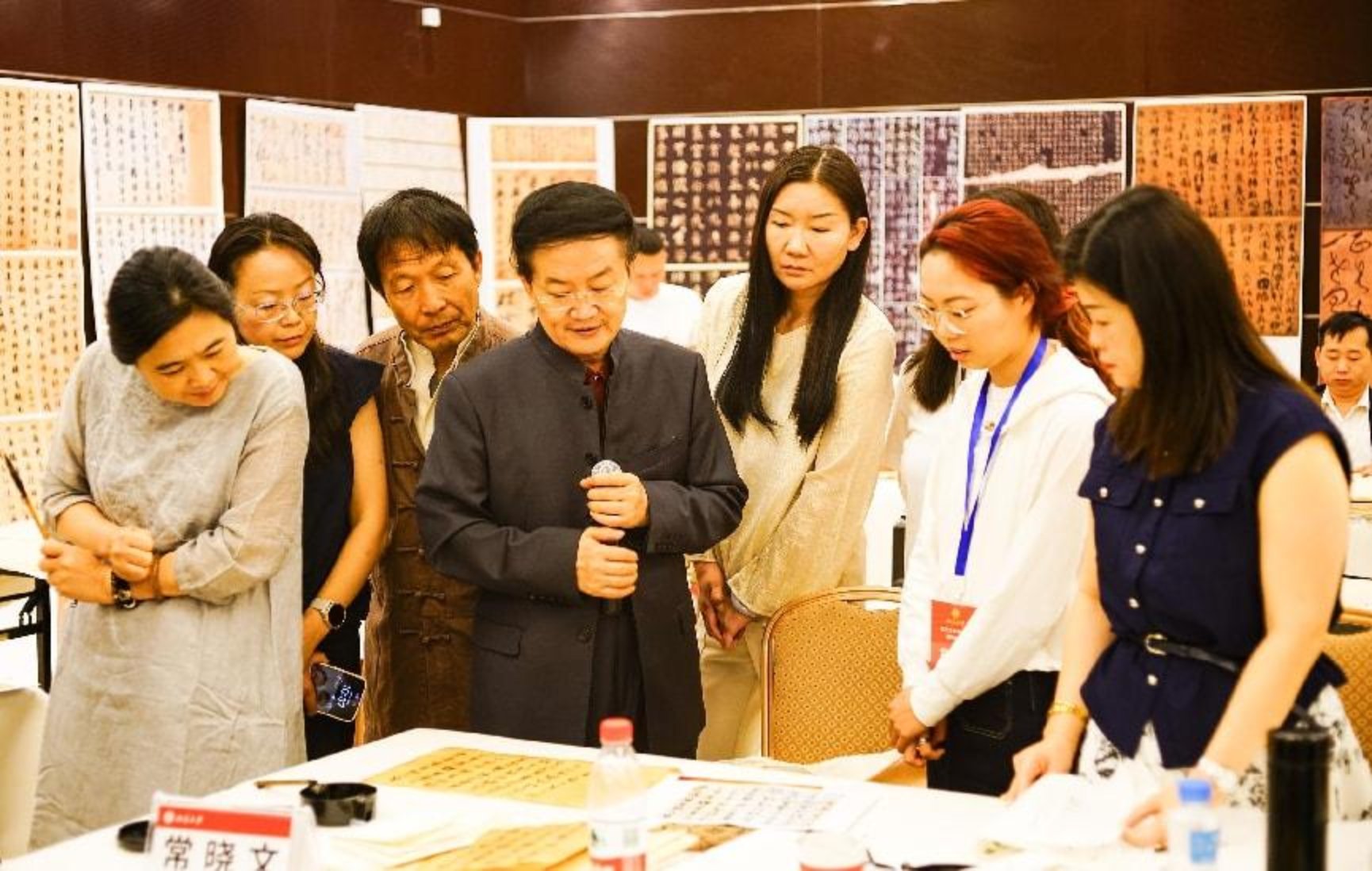 12 王岳川教授指导学员临摹-3