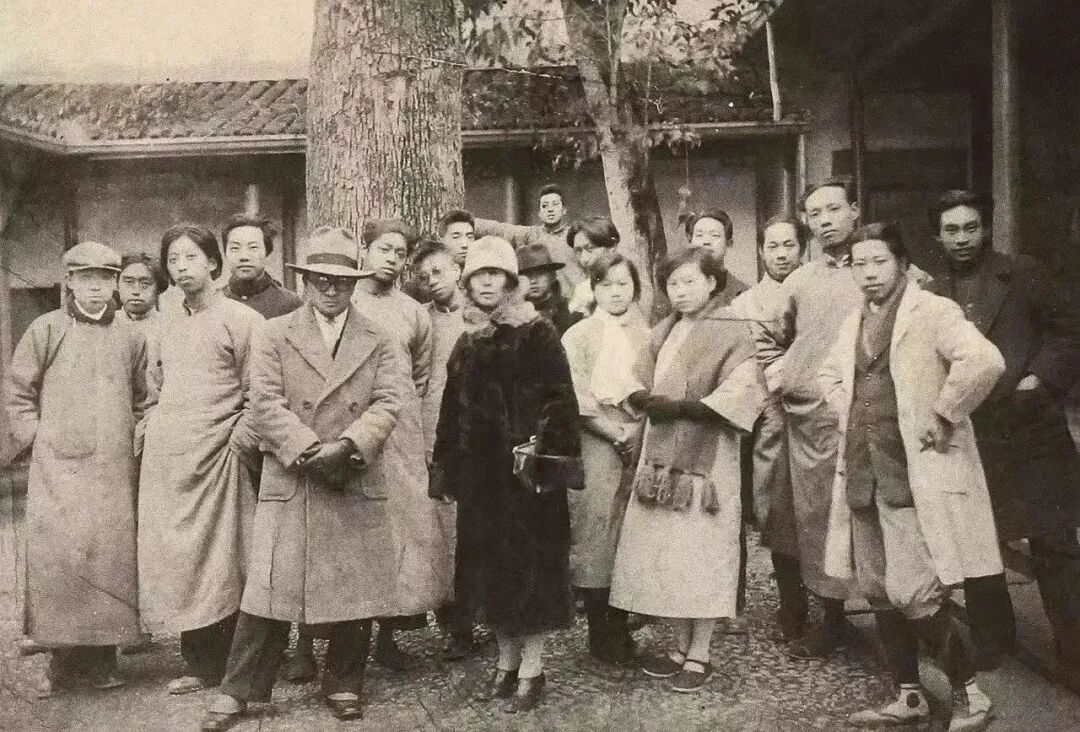 1928年，国立艺术院成立，设立雕塑系。李金发任雕塑系主任教授，教学模式参照法国巴黎高等美术学院，中国现代雕塑高等教育由此开始。