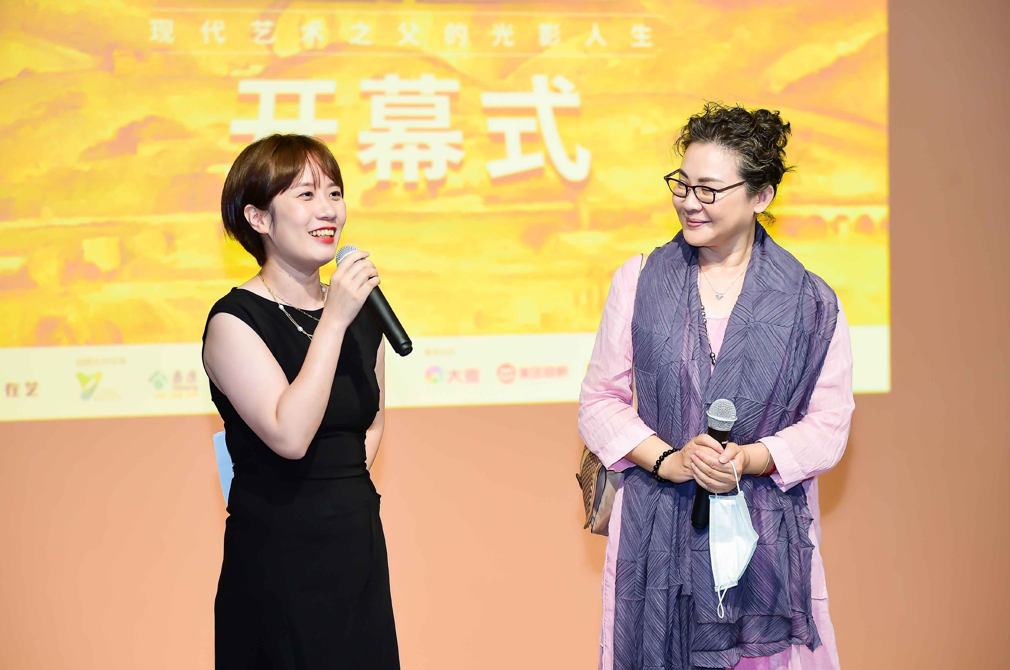   图右为著名表演艺术家丛珊女士 